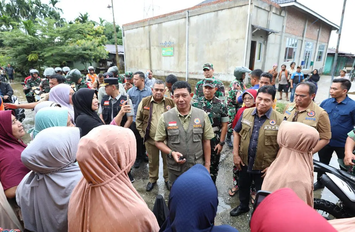 Kepala BNPB Letjen TNI Suharyanto, S.Sos., M.M. menyapa kelompok ibu di pos pengungsian yang terletak di Kecamatan Rumbai, Kota Pekanbaru, pada Kamis (18/1). 